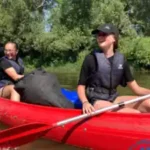 zwei Mädchen harmonieren und haben Spass im Kanu beim english-action-camp