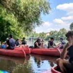 kleine Snack - Pause mit Eis im Kanu auf der Saale.