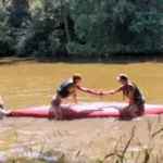 Rettungs-Übung mit dem Kanu in einer kleinen Bucht der Saale.