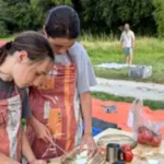 Im Kanu-Camp kochen wir selber unter freien Himmel und alle helfen mit.