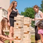 outdoor-ferienlager eine große Herausforderung, der Bau eines JENGA-TURMS in Lebensgröße