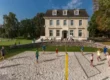 Beachvolleyball vorm Schloss Leizen im Sport Ferienlager.