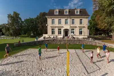 Beachvolleyball vorm Schloss Leizen im Sport Ferienlager.