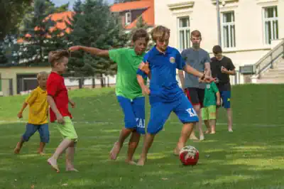 ein paar Jungs spielen Fussball vorm Schloss Leizen