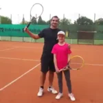tenniscamp-sommerferien der Tennislehrer ist stolz auf seine Schützlinge im Tenniscamp in den Sommerferien