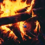 ein Lagerfeuer am letzten Abend mit köstlichem Essen aus dem Feuer