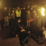 ferienlager-thueringen alle Kinder haben sich im Fackelschein versammelt um die Zauberer