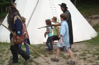 nach einem erfolgreichem Tag gehen die Kinder zum Abendessen