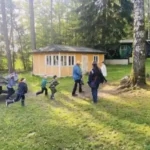 ferienlager-zaubercamp viele Kinder rennen mit den Betreuern zum Zauberer