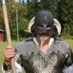 ein Ritter mit einem einflößendem Helm und Bart