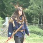 ein Krieger in der originalen kulturellen Kleidung eines Indianers