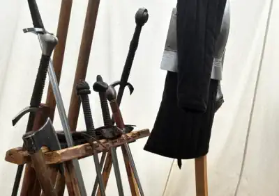 verschieden Schwerter stehen im Zelt des Ritters vom Mittelalter Camp
