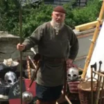 ein Knabbe vor dem Zelt seines Ritters