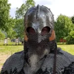 ein Ritter mit Helm und Kettenhemd