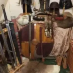 die Ausrüstung eines Ritters , verschieden Schwerter, Helme und Schilde