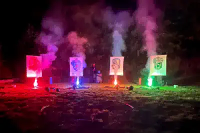 bunte leuchtende Fackeln im Zauberwald