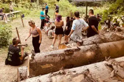 mehrere Kinder sammeln Holz im Outdoor - Biwak
