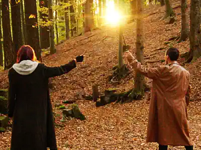 zwei Jungen leuchten mit ihrem Zauberstab im Wald im Zaubercamp