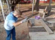 ein Junge sägt beim Basteln mit Holz mit Kindern