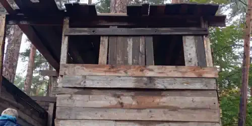 unser Baumhaus aus Holz im Sommerferienlager