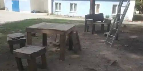Holzmöbel bebaut von unseren Kindern im Ferienlager