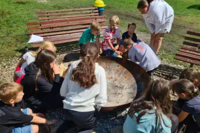 unsere 8 jährigen lernen im Ferienlager wie man Feuer macht