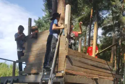 Kinder bauen ein Baumhaus in billige Sommercamps