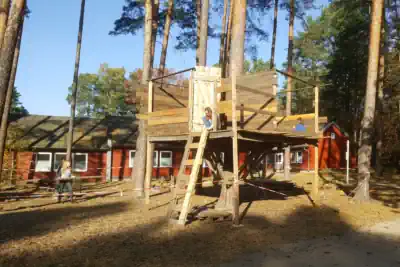 ein fast fertiges Baumhaus gebaut in den Herbstferien