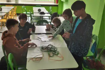 im Ferienlager ab 12 über die Kinder Knoten für eine Survivalrettung