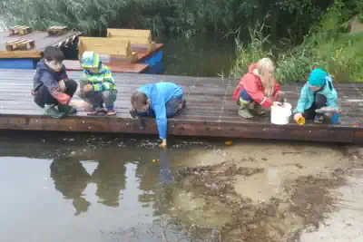 wir bauen einen Wasserfilter im Ferienlager ab 6 Jahre