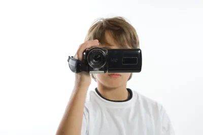 ein Junge filmt mit einem Camcorder im günstigen Ferienlager