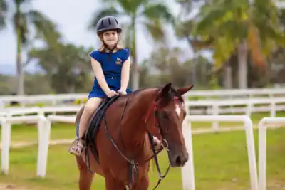 ein Mächen lernt im Ferienlager mit 12 Jahren reiten