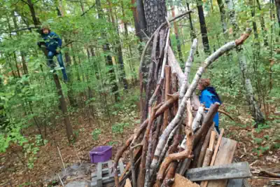 Kinder erleben Survival im Wald in Sachsen