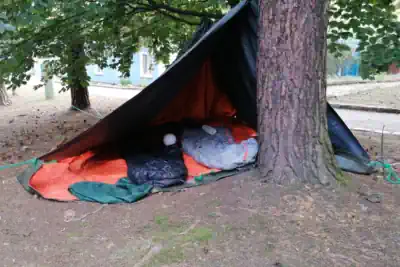 eine Survivalunterkunft mit Planen und Schlafsäcken für unsere Kinder aus dem Ferienlager ab 6