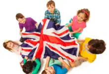herbst-bei-berlin Kinder stehen im Kreis mit der englischen Flagge