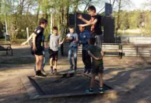 herbst-kinderprogramm einige Kinder treffen sich auf dem Trampolin und haben Spaß