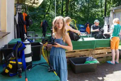 mit 12 Jahren lernt das Mädchen Tauchen im Sommercamp