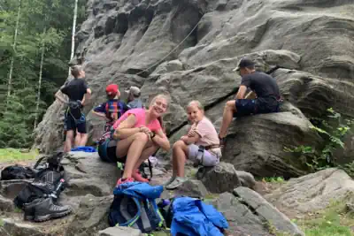 im Kletter-Sommercamp ab 12 sitzen wir mit Freude und warten bis wir bereit sind zu klettern