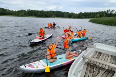 Wassersport mit SUP auf dem See in den Ferien im Sommercamp