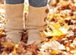ein Kind steht im Herbstlaub und überlegt was kann man in den Herbstferien in Berlin machen